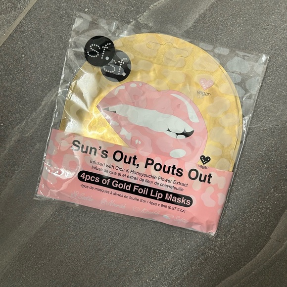Suns out pouts out - pack of 4 lip masks - sealed - Picture 1 of 1